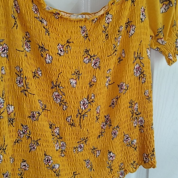 Heart's Hips smocked top size medium - Picture 5 of 9